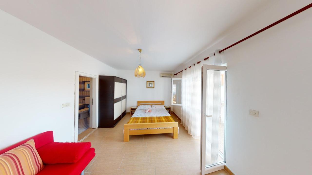 Apartments Riva Metajna Esterno foto
