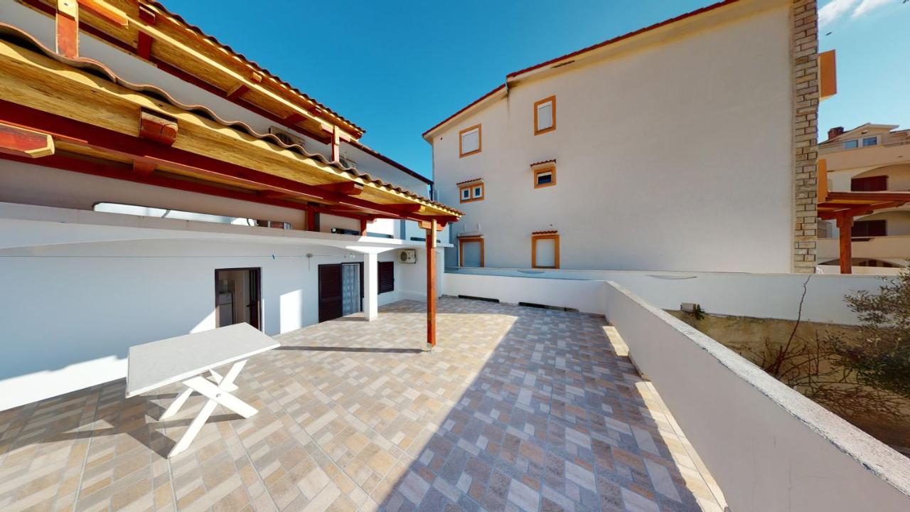 Apartments Riva Metajna Esterno foto