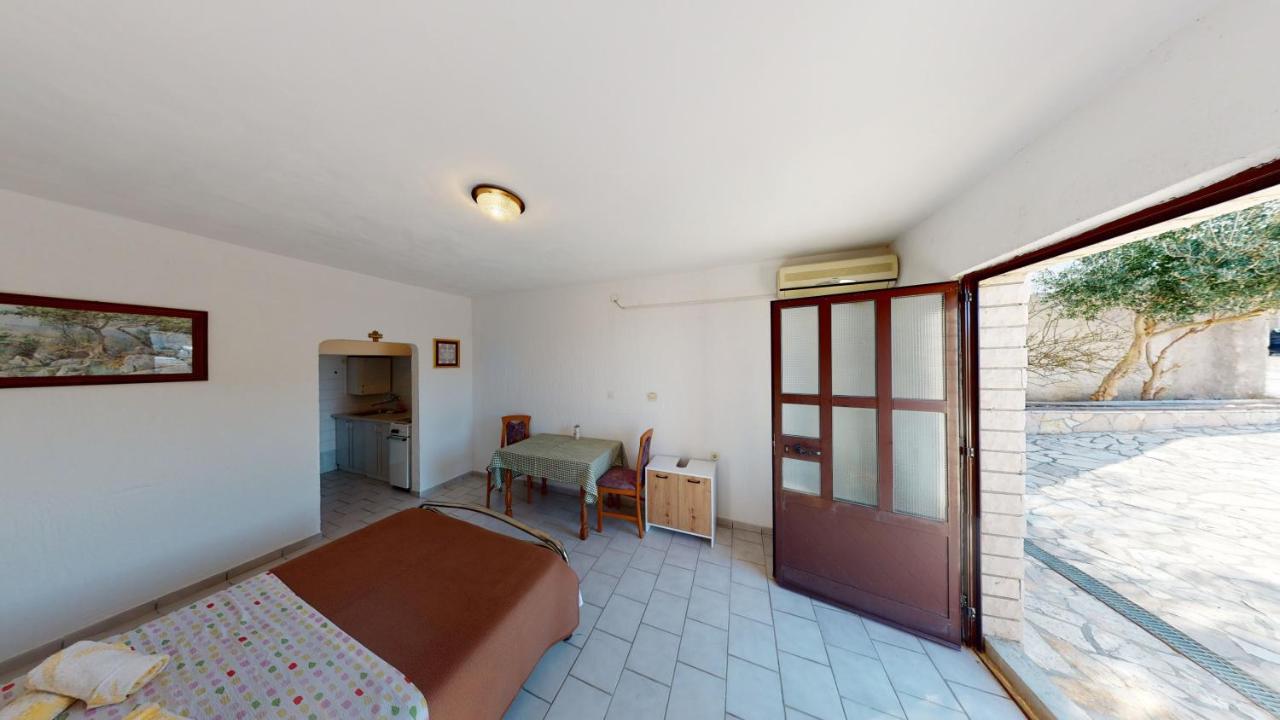 Apartments Riva Metajna Esterno foto