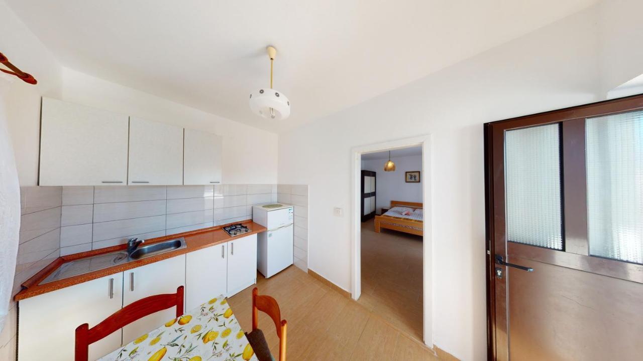Apartments Riva Metajna Esterno foto